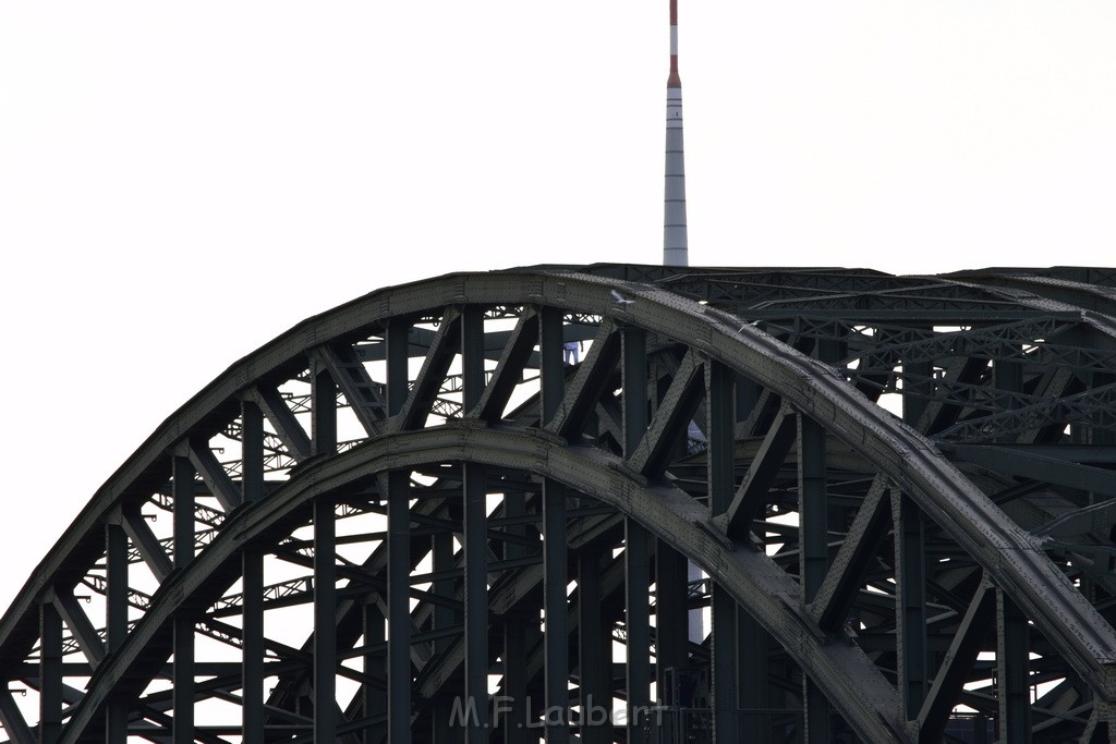 PSpringt kein Suizid Brueckenspringer Koeln Hohenzollernbruecke P106.JPG - Miklos Laubert